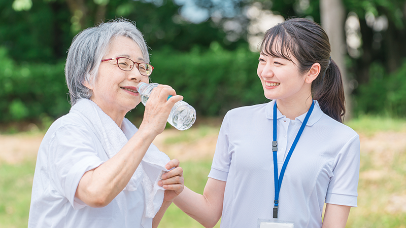 介護士と老婦人