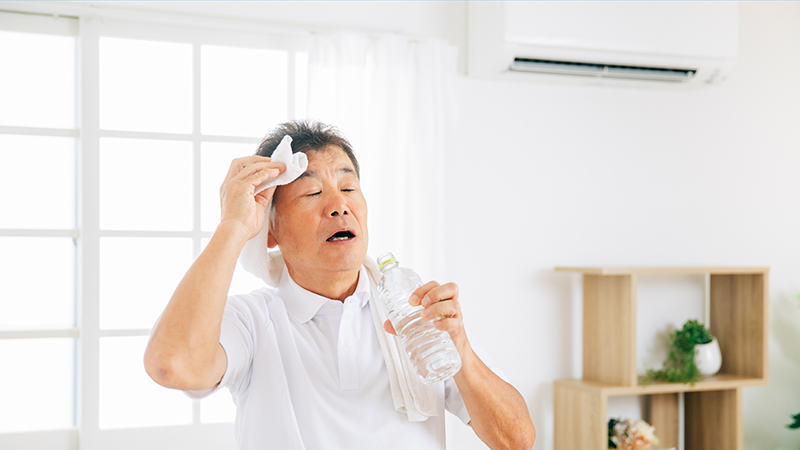 室内で水分補給をする男性