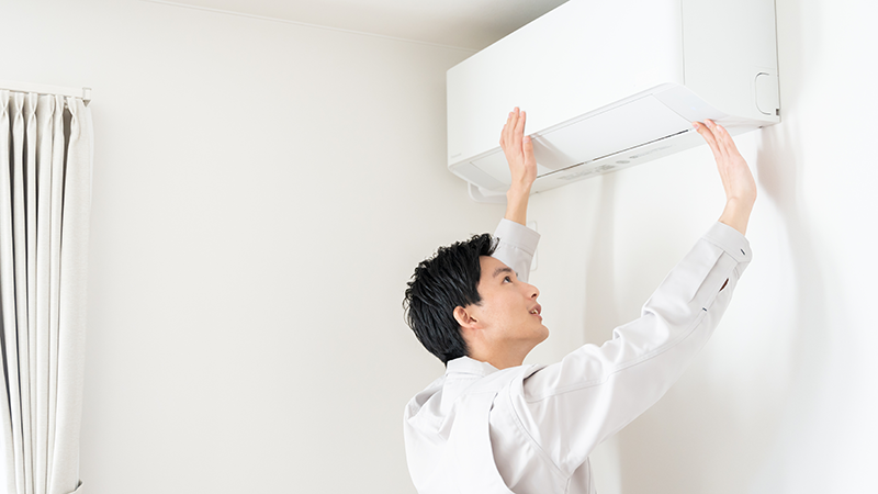 エアコン点検をする作業員