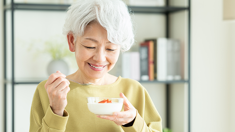 夏バテ防止に介護食品をとる高齢者