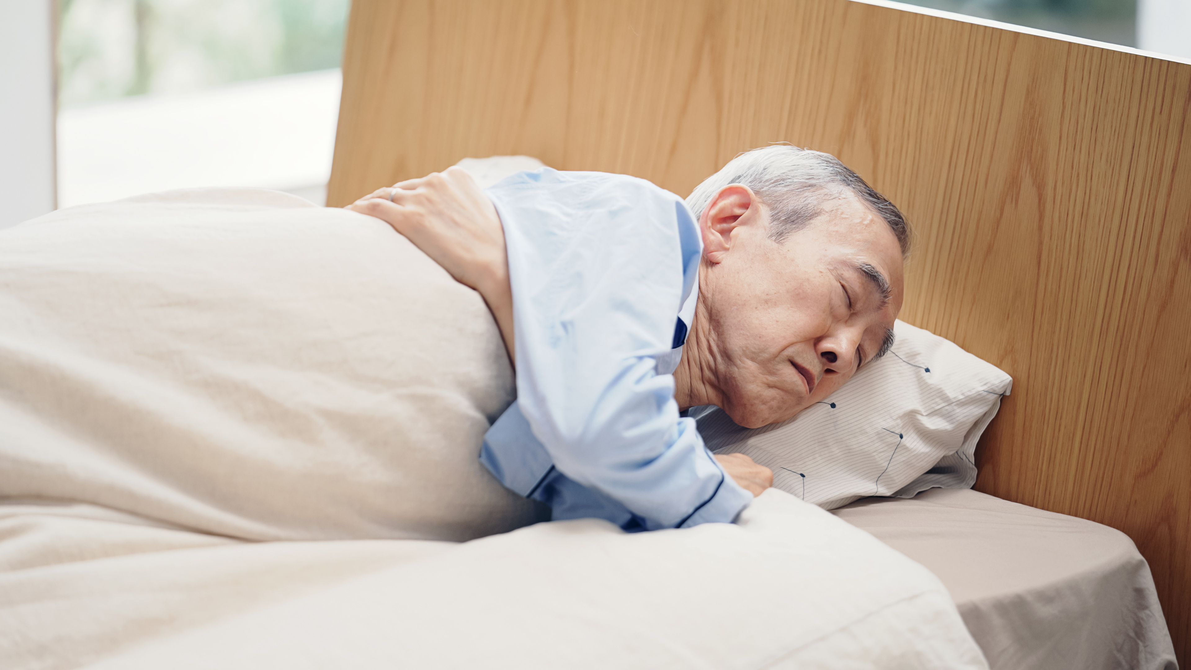 熱中症になりベッドで休む高齢者