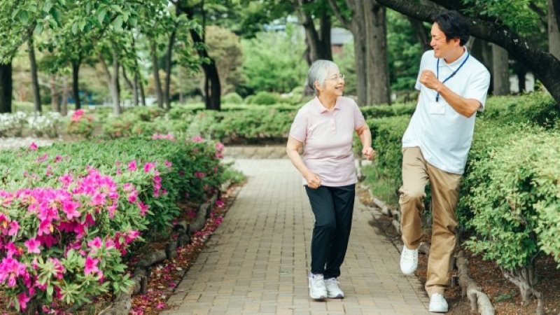 ウォーキングを教えるスタッフ