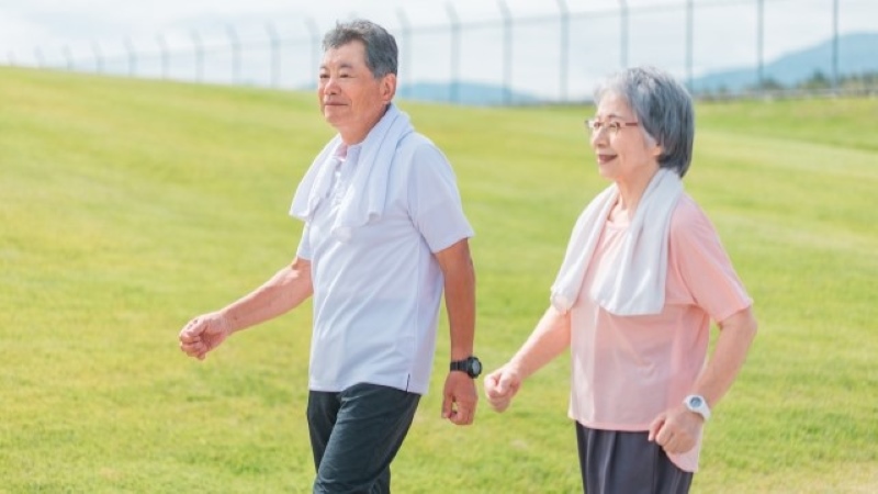 ウォーキングする夫婦