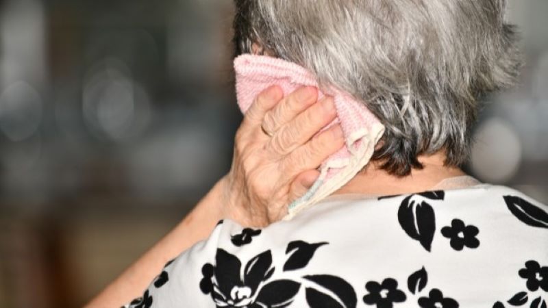 高齢者がエアコンを使わない様子