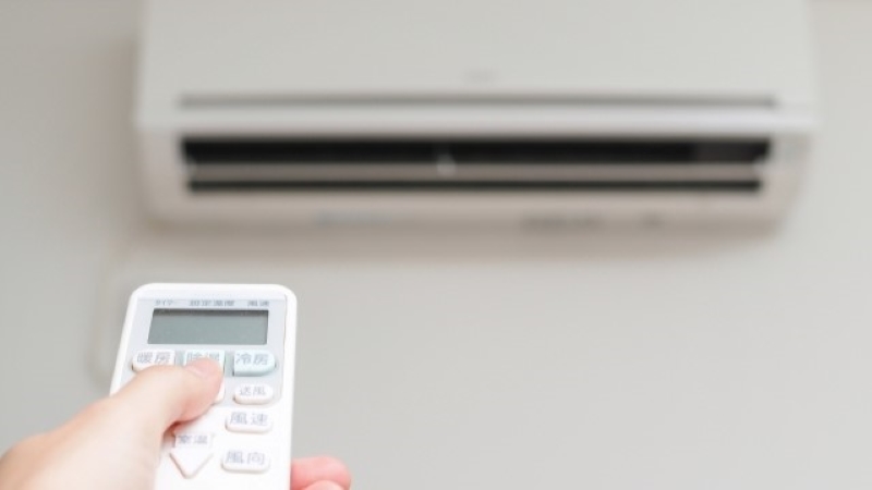 エアコンのスイッチをONにする