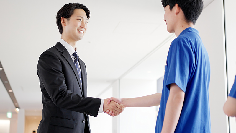 握手をする男性