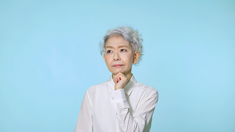悩んでいるシニア女性