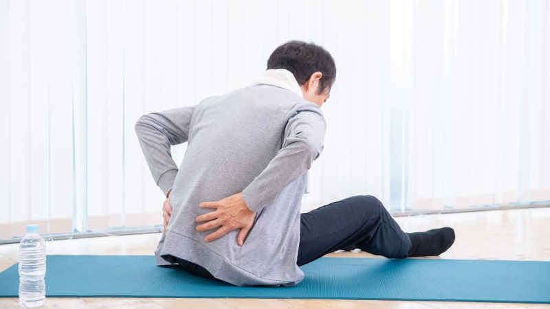 腰を痛めた男性