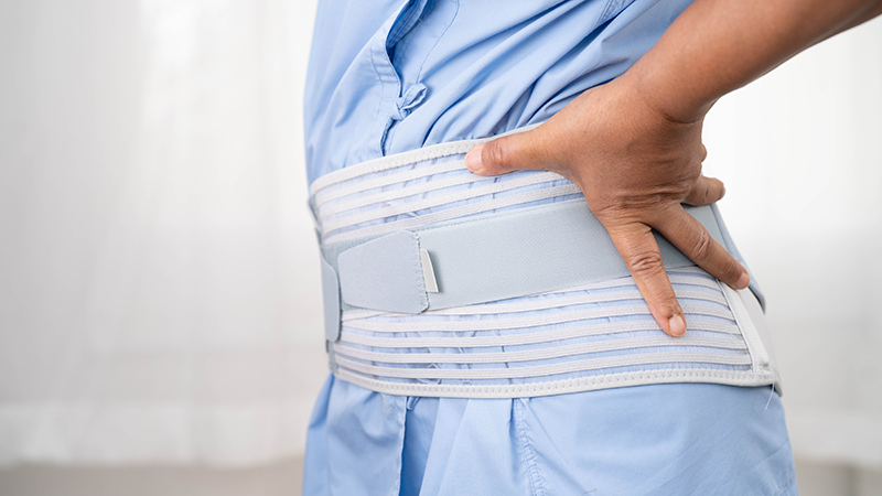 コルセットを巻いている人