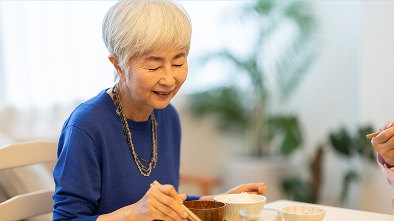 食事をする女性