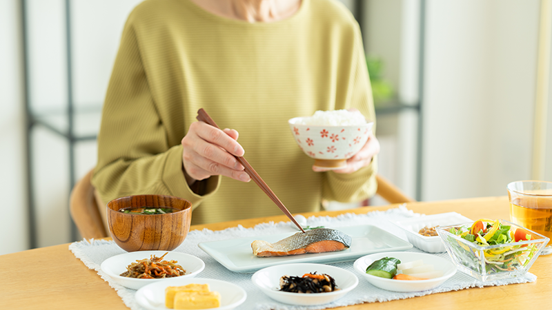 バランスの良い食事をするシニア女性