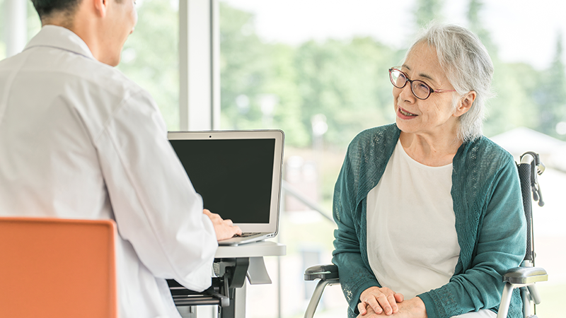 医者と相談をするシニア女性