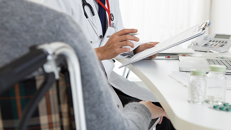 一緒に通院して医師の診察を受ける家族