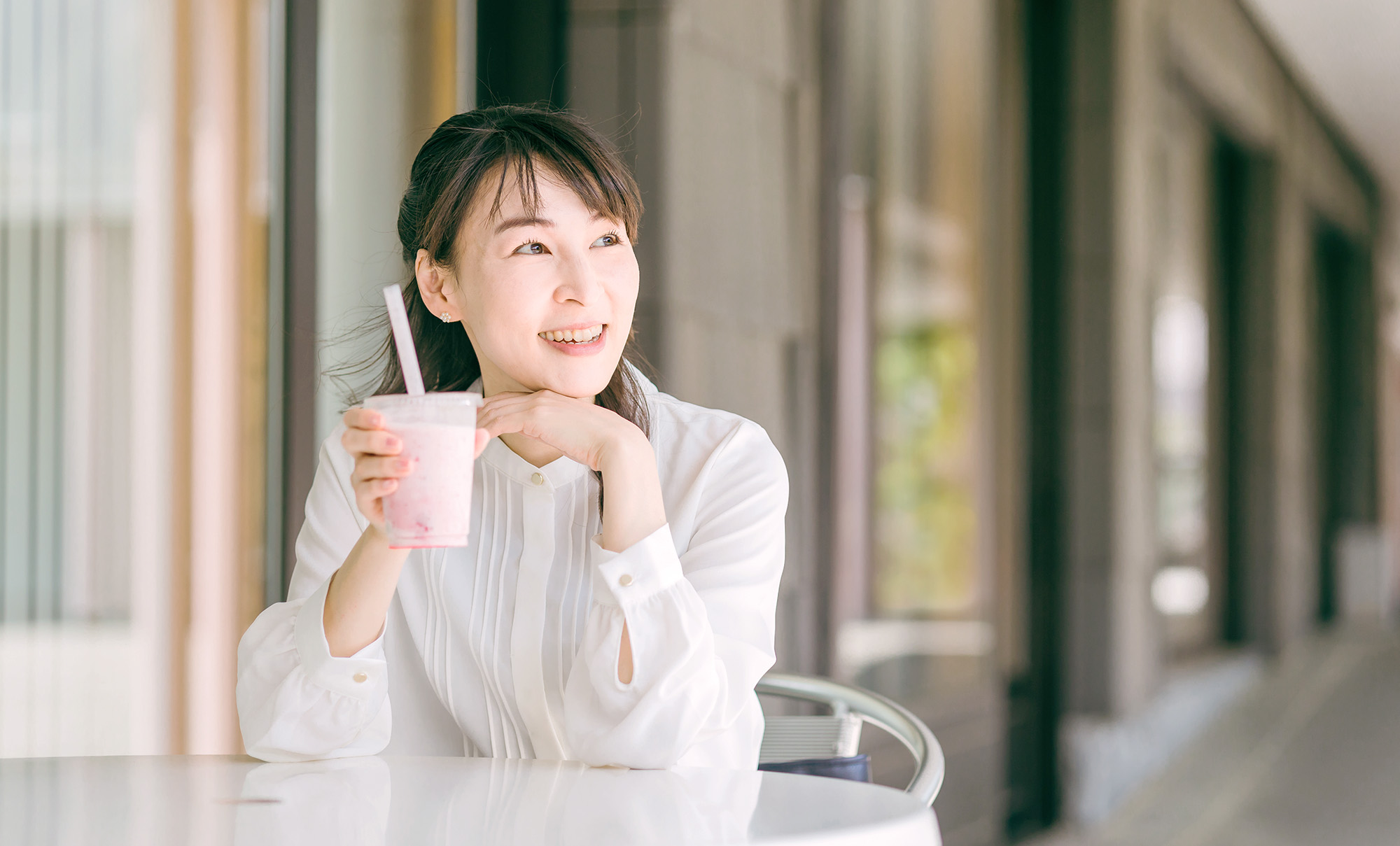 介護をや休んでリフレッシュする女性