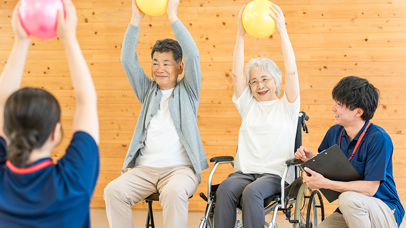 デイサービスで機能訓練を受ける高齢者夫婦