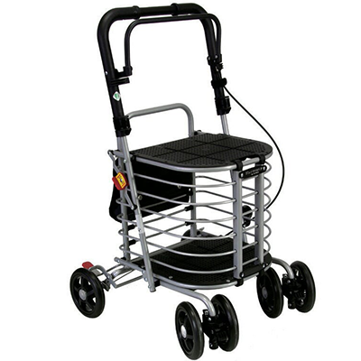 元気に散歩をするおばあさん