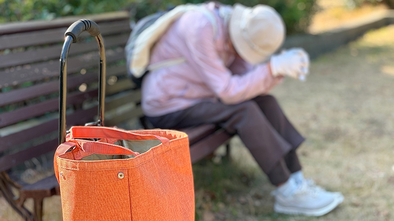 カートが合わず疲れたおばあさん