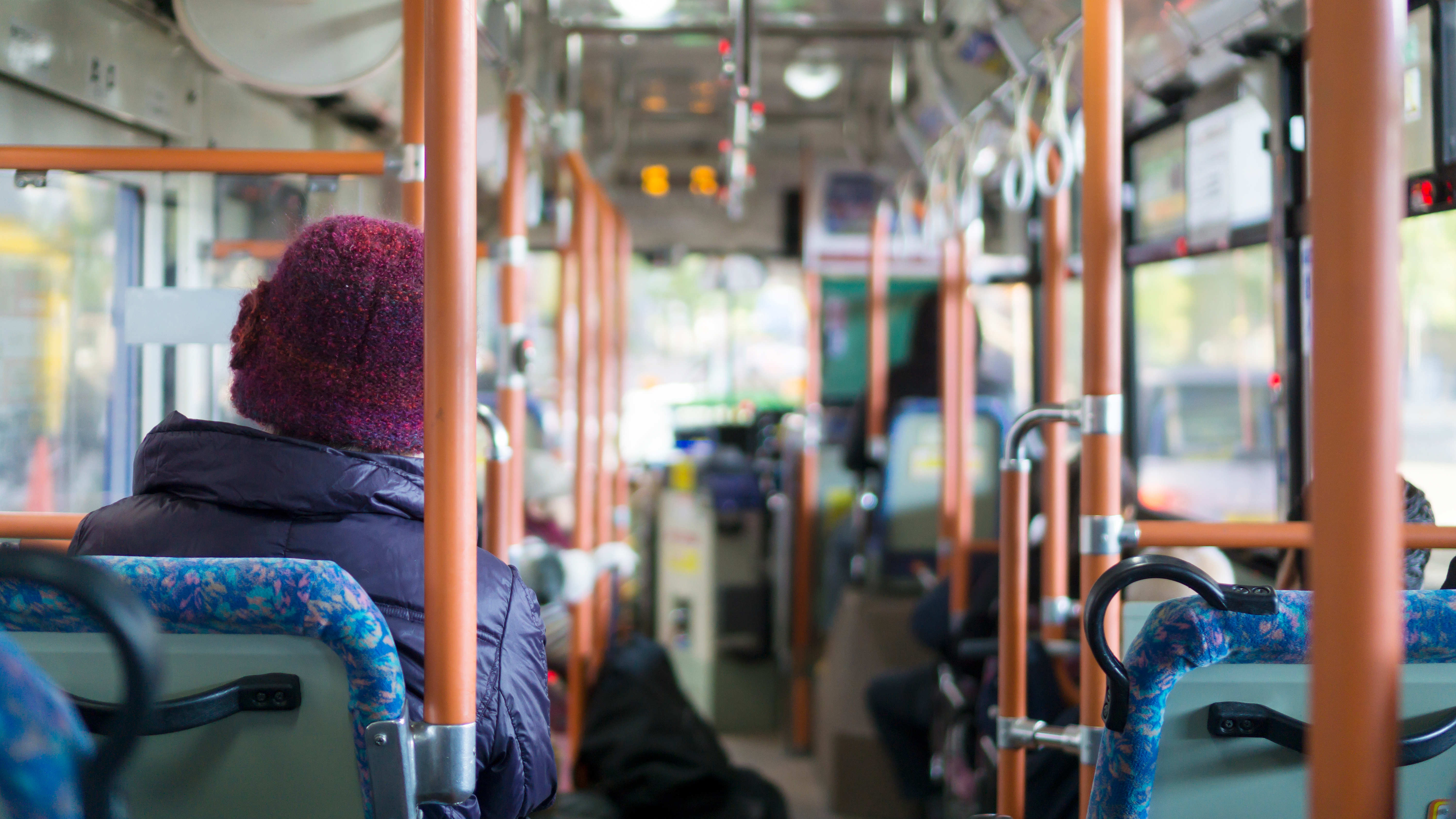 バスで移動するおばあさん