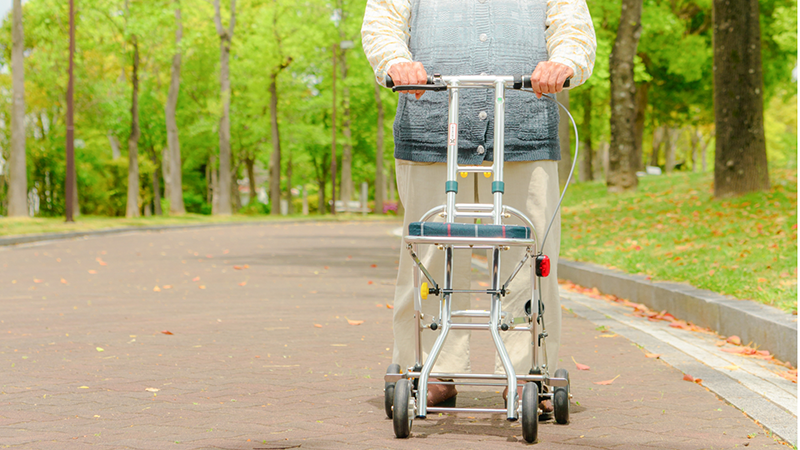 元気に散歩をするおばあさん