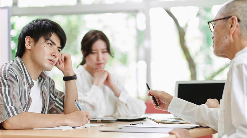 子供夫婦とケンカする高齢者