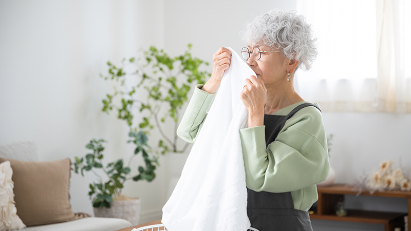 部屋で臭いを気にする高齢者