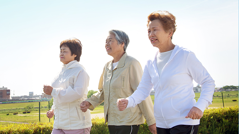 パンツタイプのおむつをはいて、爽快に友達とウォーキングを楽しむ高齢者