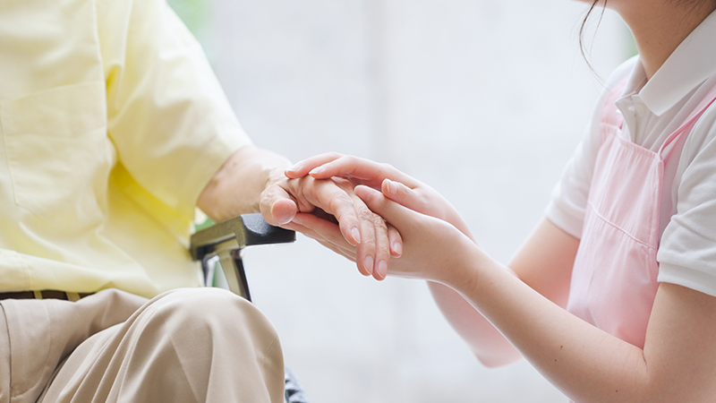 シニアを励ます介護士