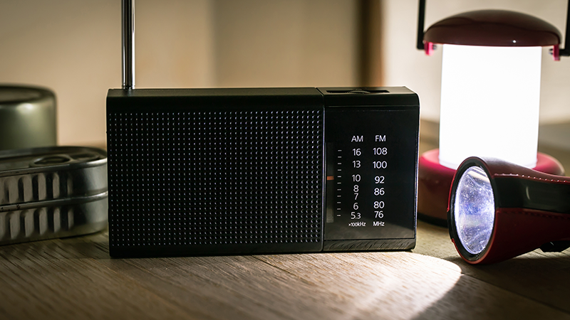 ラジオと懐中電灯