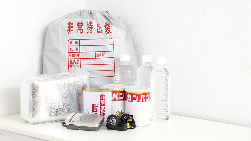 リュック型の非常持ち出し袋と水やパンなどの備蓄品