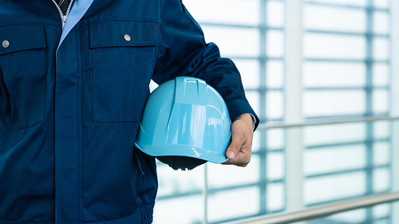 ヘルメットを持つ男性