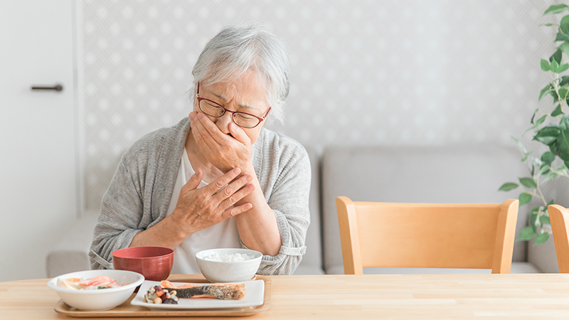ムセている高齢女性