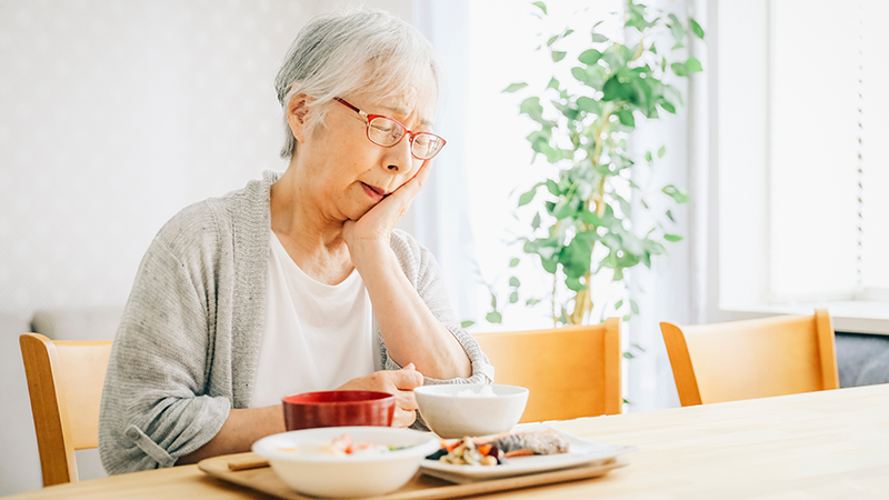 食事に疲れている高齢女性