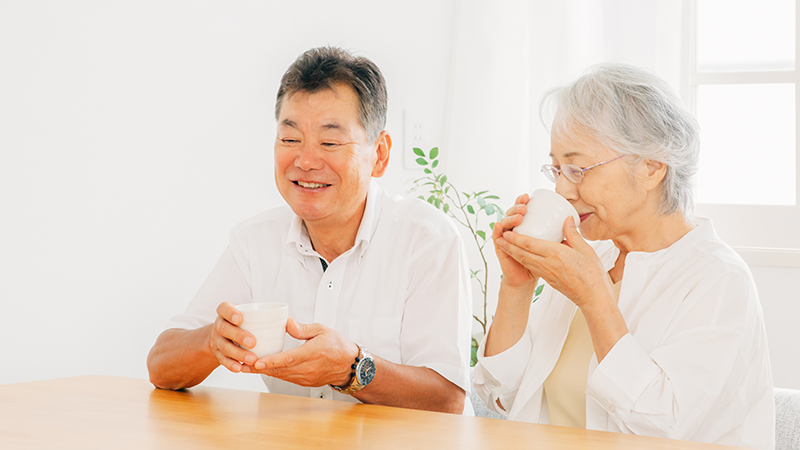 水分補給をしている高齢者夫婦