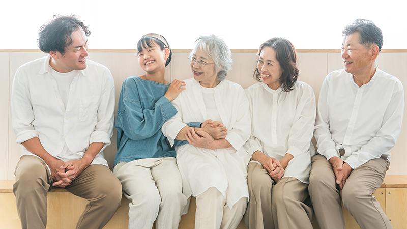 楽しそうにおしゃべりをしている家族