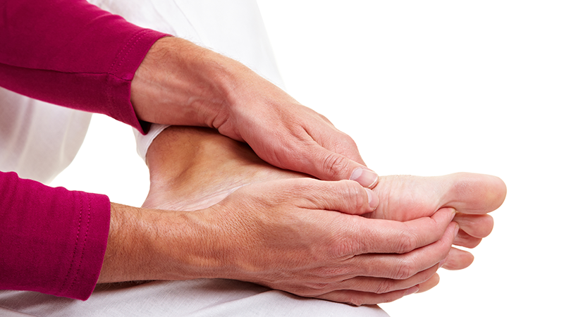 足が痒くてたまらない高齢者女性