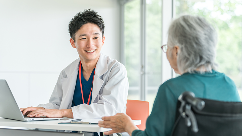 感染症が気になり医師に相談する高齢者女性