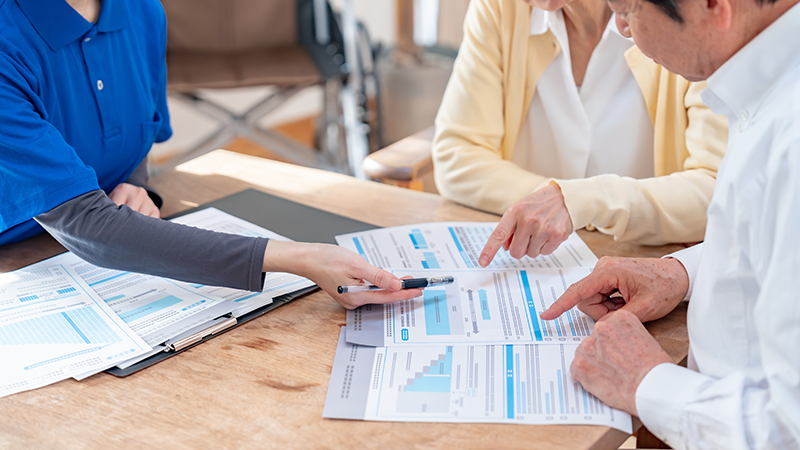 サービスの説明を受ける高齢者