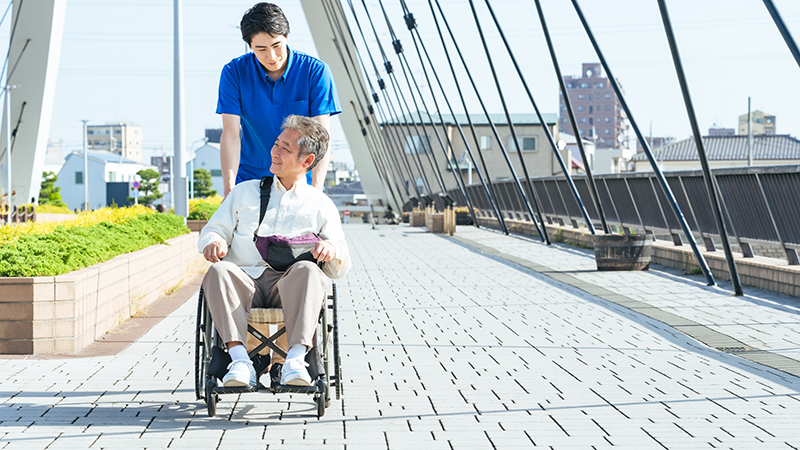 車椅子で外出する高齢者