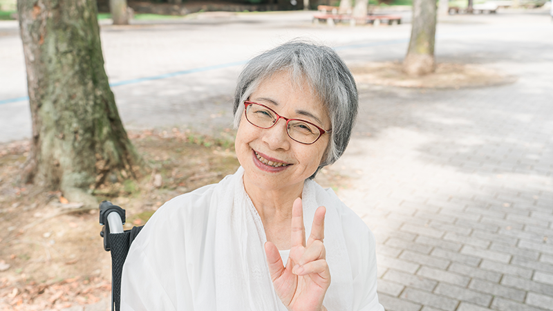 ピースをする高齢者