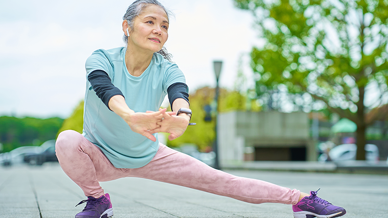 ストレッチをするシニア女性