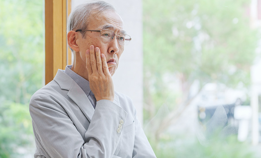 体の調子が悪く、弱っている高齢者男性