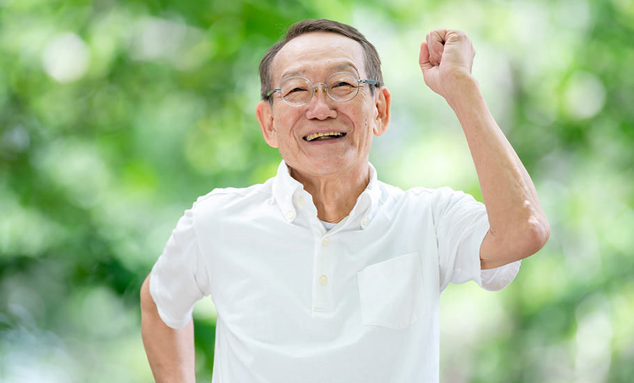 フレイル予防のために、元気に運動する高齢者男性