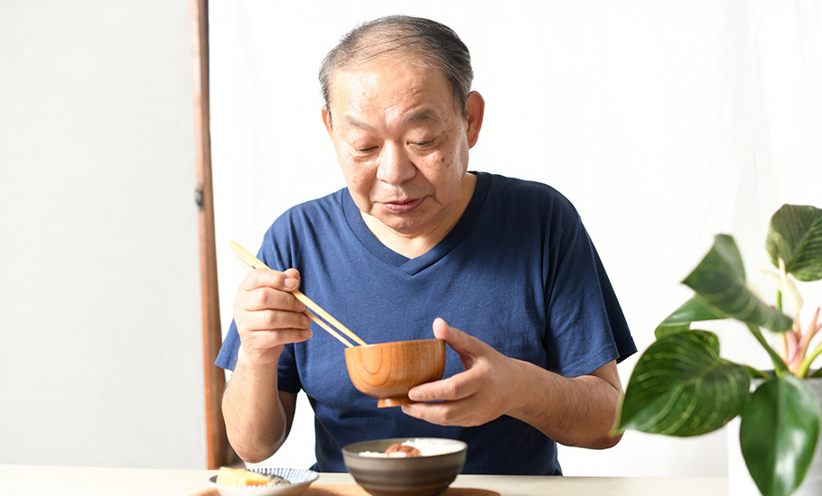 お昼にちゃんと食事を摂る高齢者男性