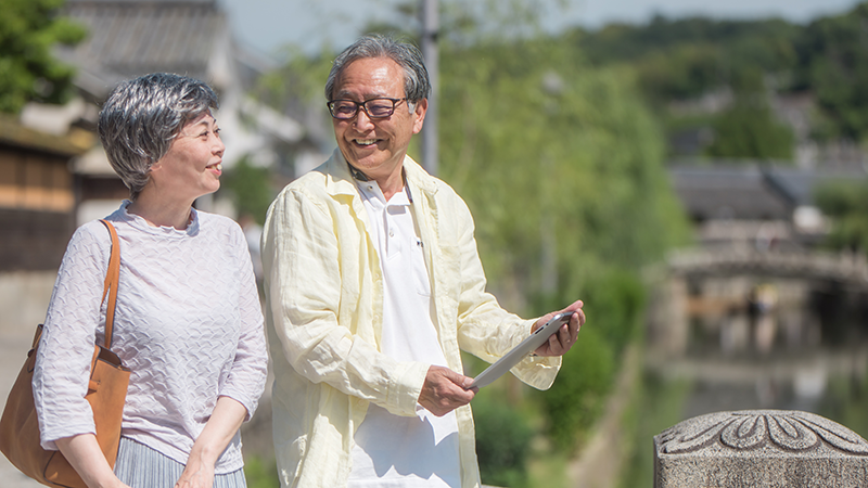 旅行先で確認する夫婦