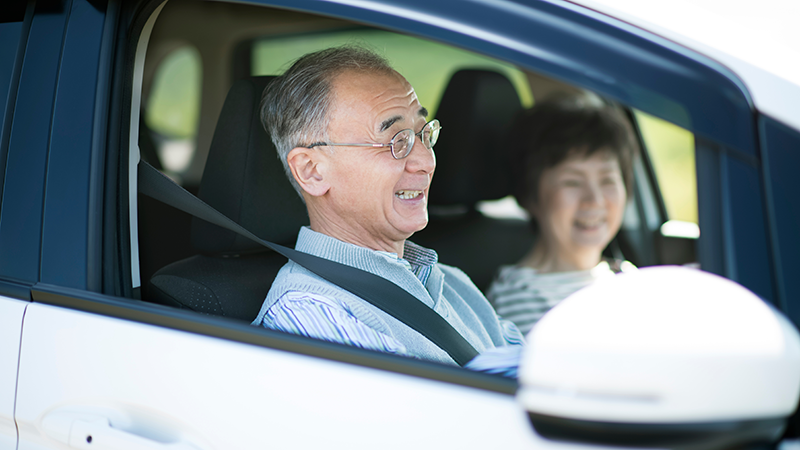 ドライブするシニア夫婦