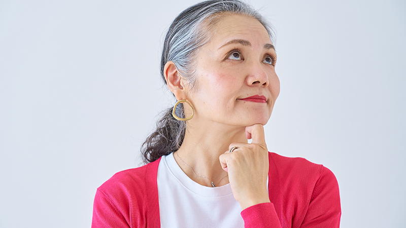 考えるシニア女性