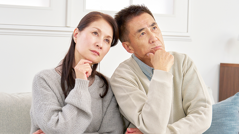 考えるシニア夫婦