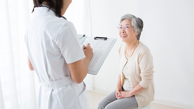 診断をするシニア女性