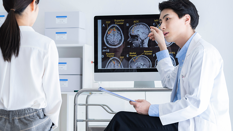 女性へ説明をする医者