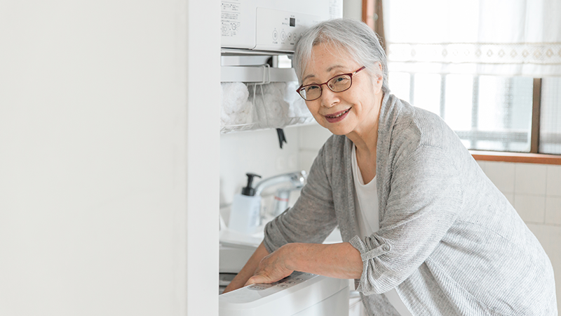 洗濯をする高齢女性